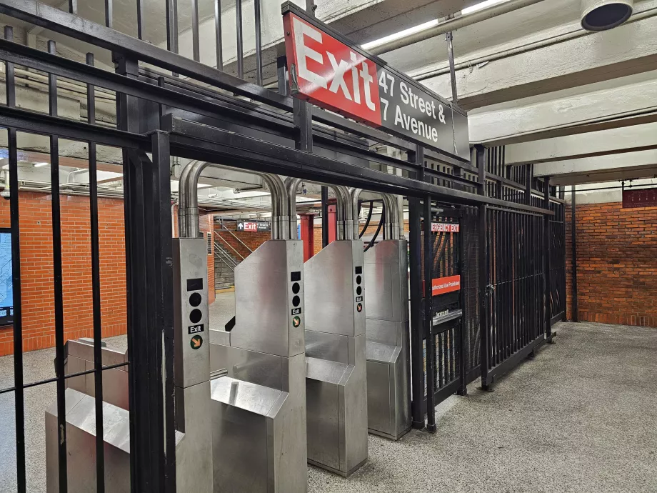 Keluar dari stasiun metro