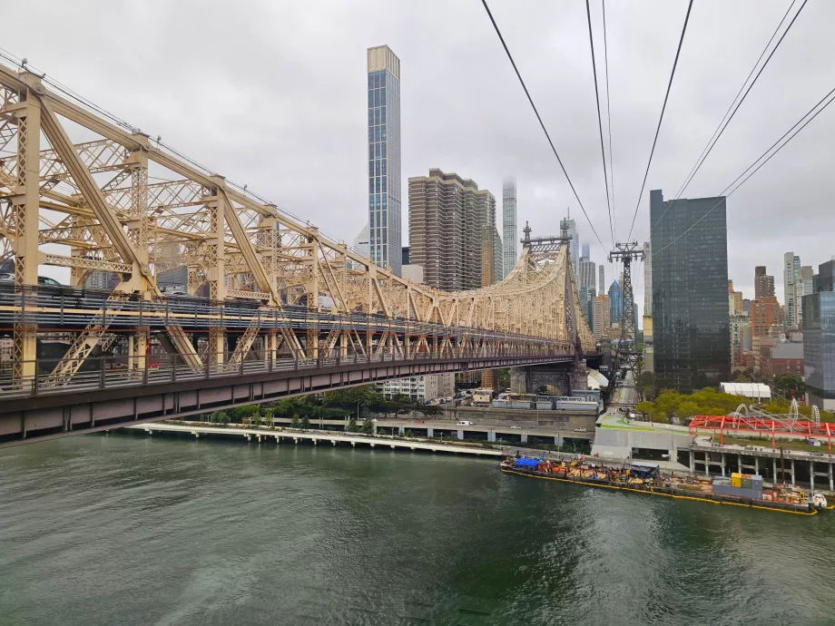 Naik kereta gantung ke Pulau Roosvelt