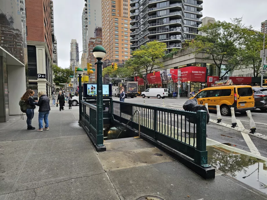 Pintu masuk ke metro