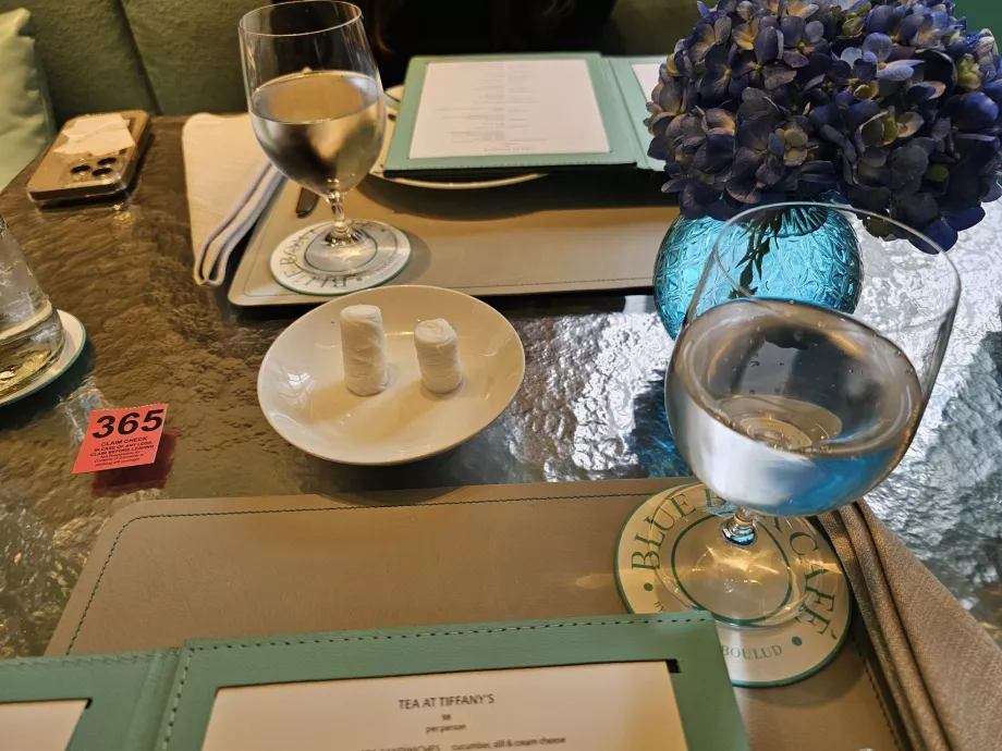 Kotak Biru, handuk tangan