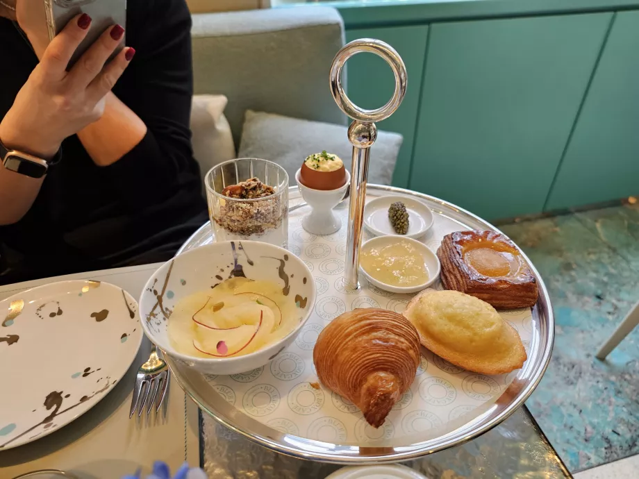 Blue Box, Sarapan di Tiffany's