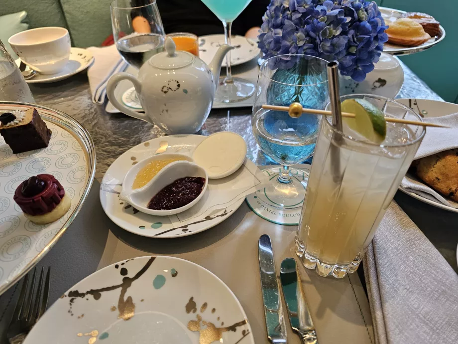 Kotak Biru, selai jeruk, mentega, dan koktail