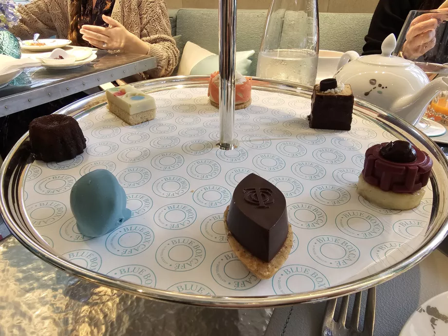 Kotak Biru, makanan penutup