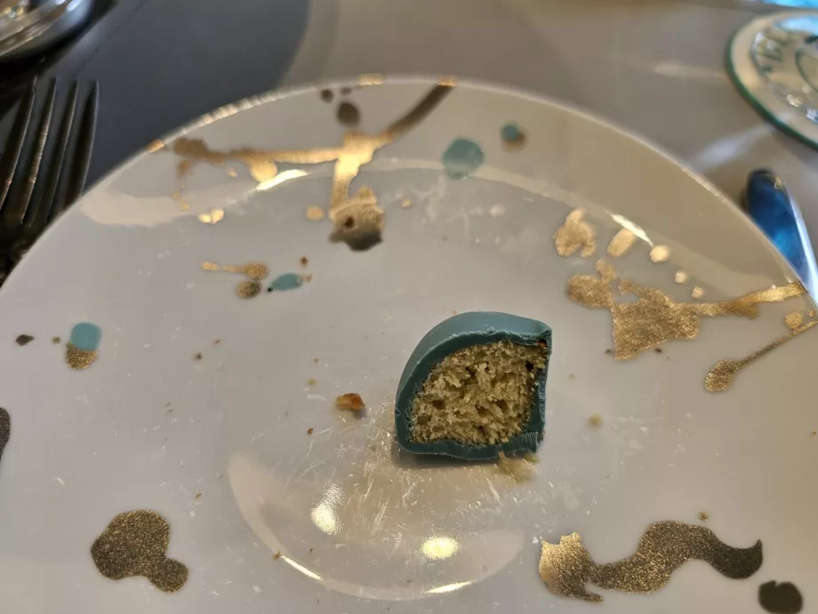 Kotak Biru, makanan penutup yang diiris