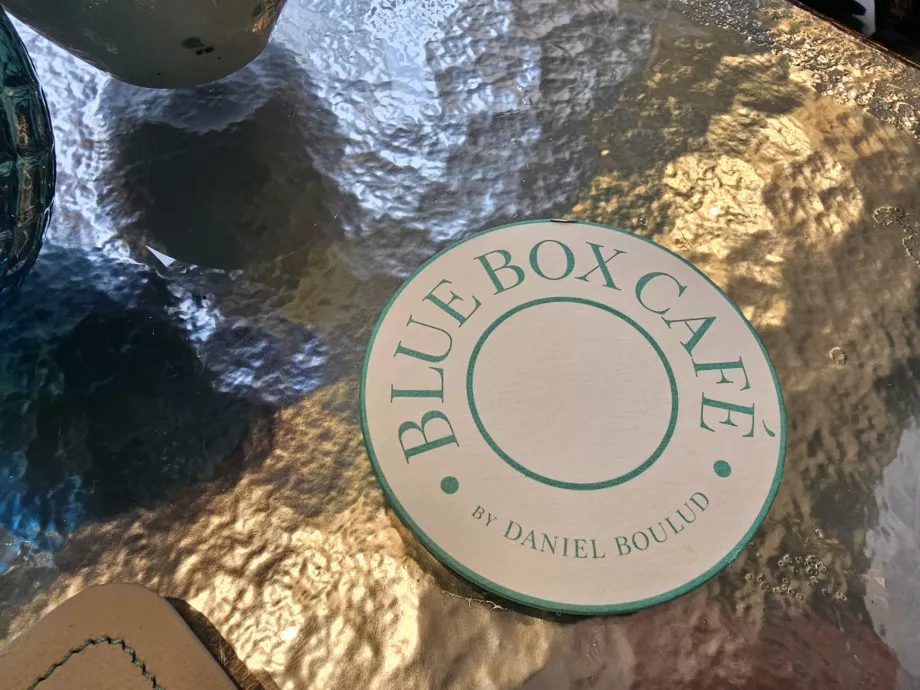 Kotak Biru, tatakan gelas