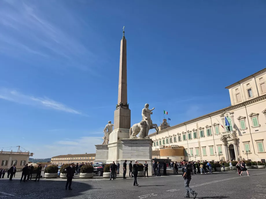 Alun-alun di depan Istana Quirinal