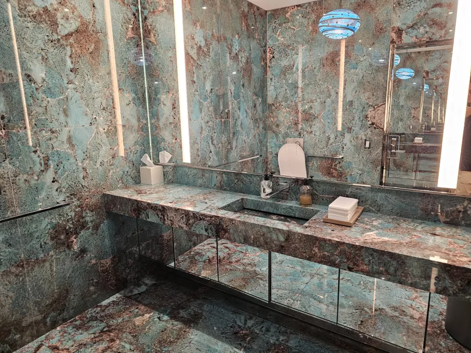 Tiffany &amp; Co, toilet marmer