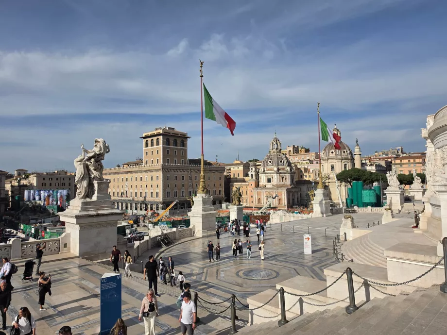 Altare della Patria, bagian yang gratis