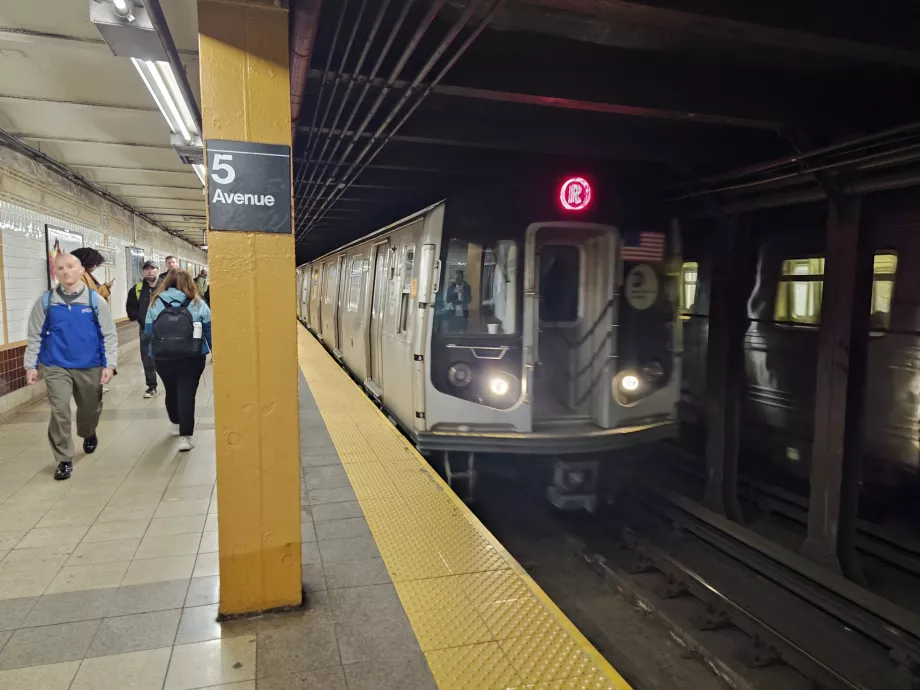 Jalur kereta metro R