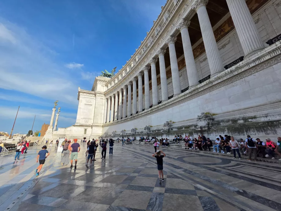 Altare della Patria, bagian yang gratis