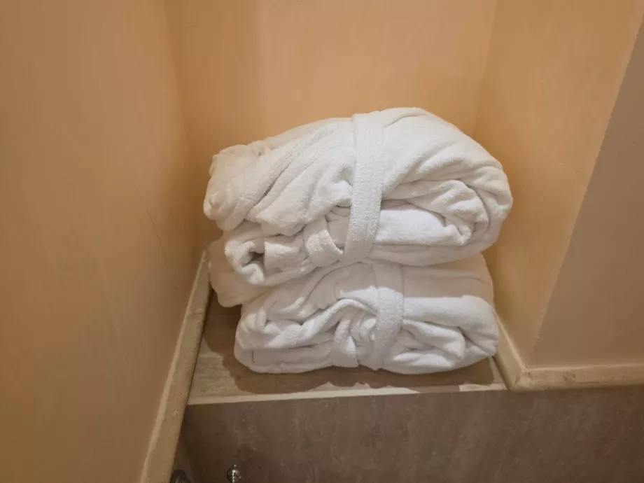 Jubah mandi di dalam kamar