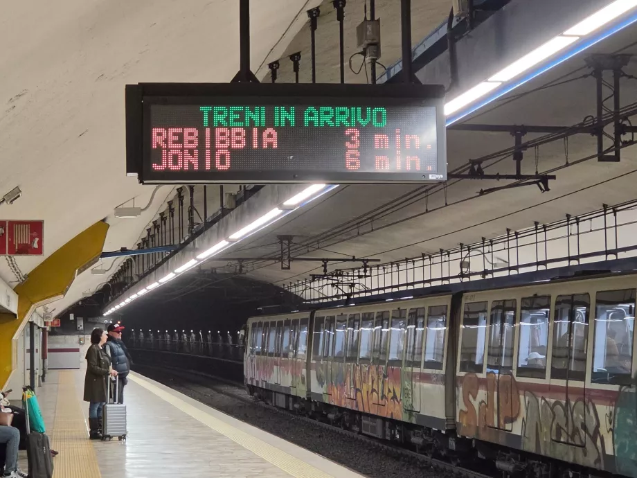 Papan informasi di metro
