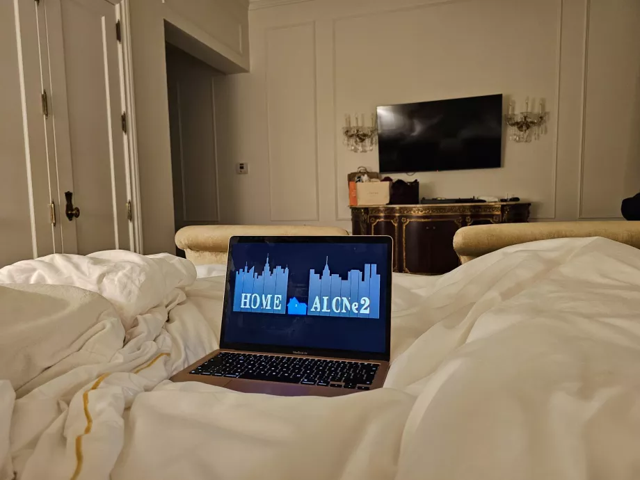 Menonton Home Alone 2 di sebuah kamar di Plaza Hotel