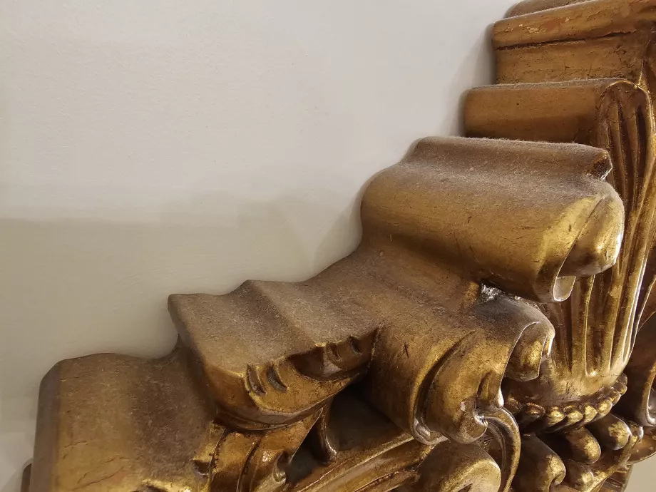 Debu di tempat tidur di Plaza Hotel