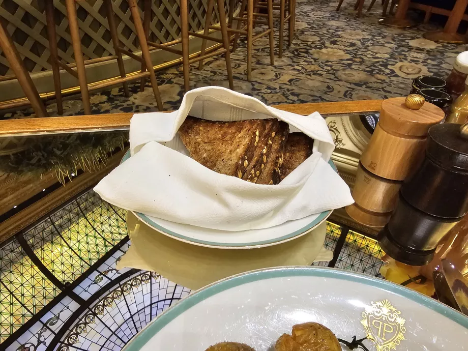 Bersulang saat sarapan