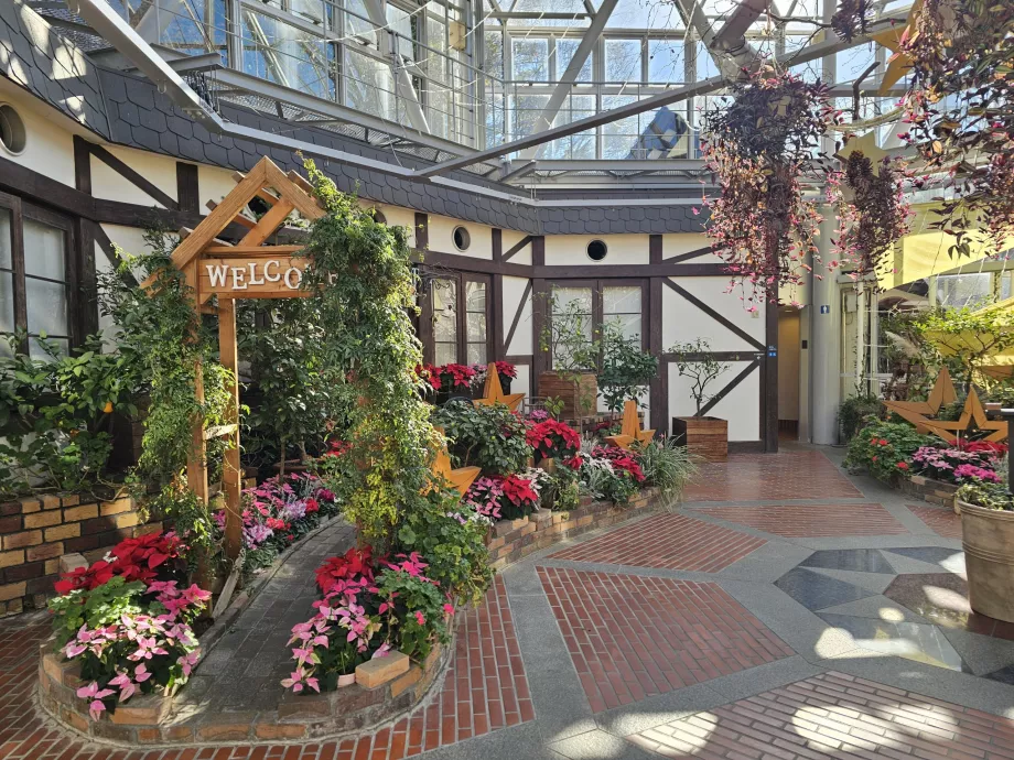 Rumah Kaca di Kebun Herbal Nunobiki