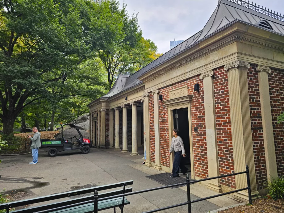 Toilet umum di Central Park