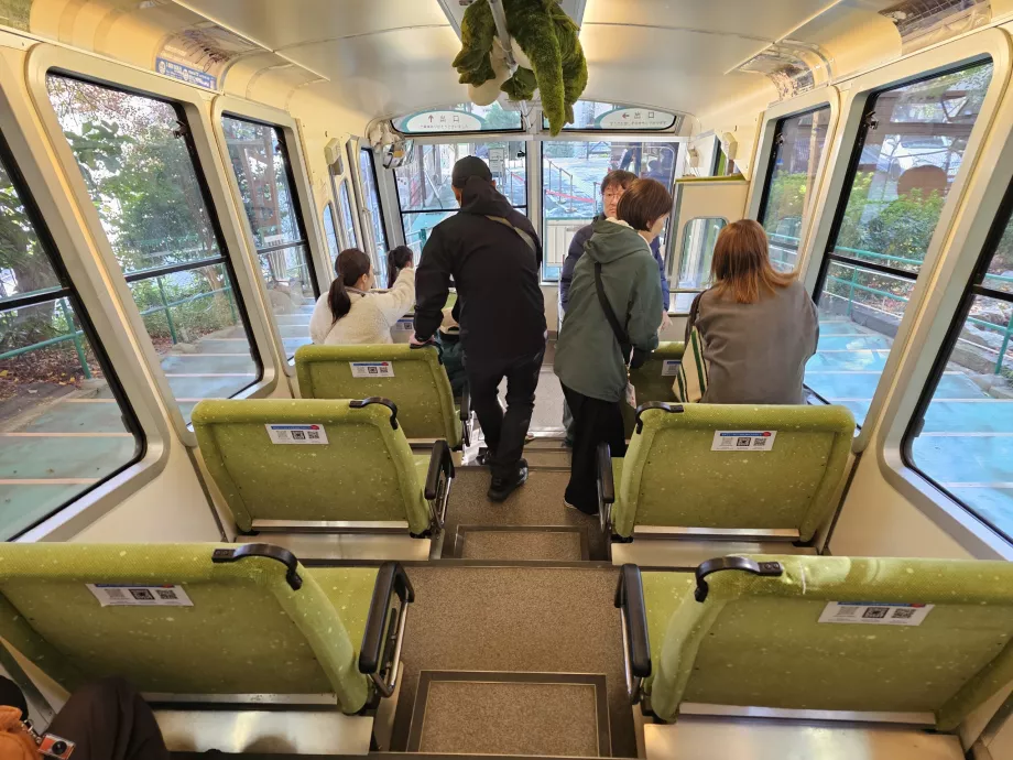 Interior kereta gantung Maya