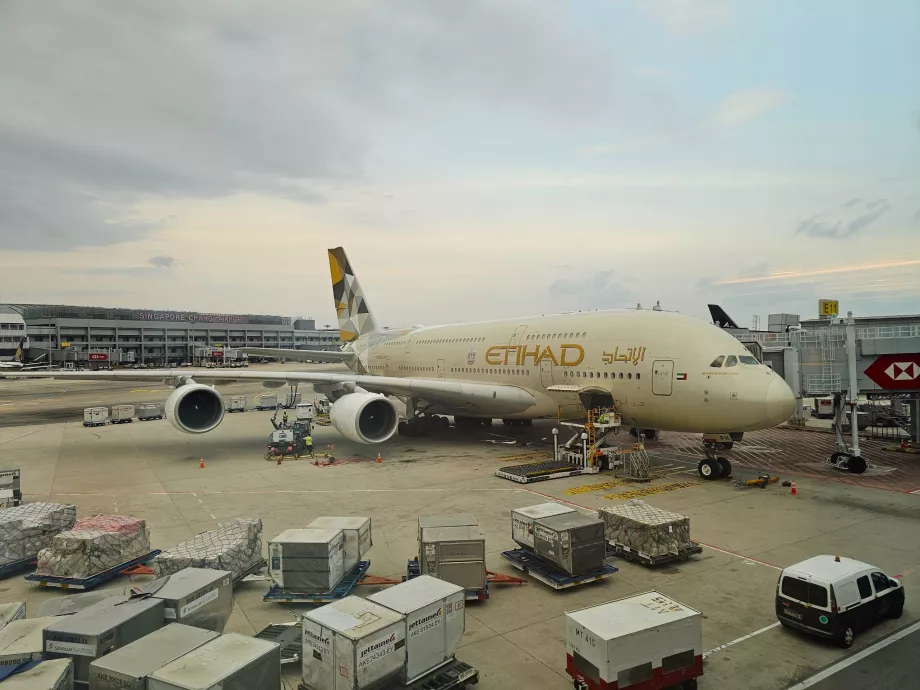 Sebuah pesawat Airbus A380 di gerbang keberangkatan di Bandara Singapura