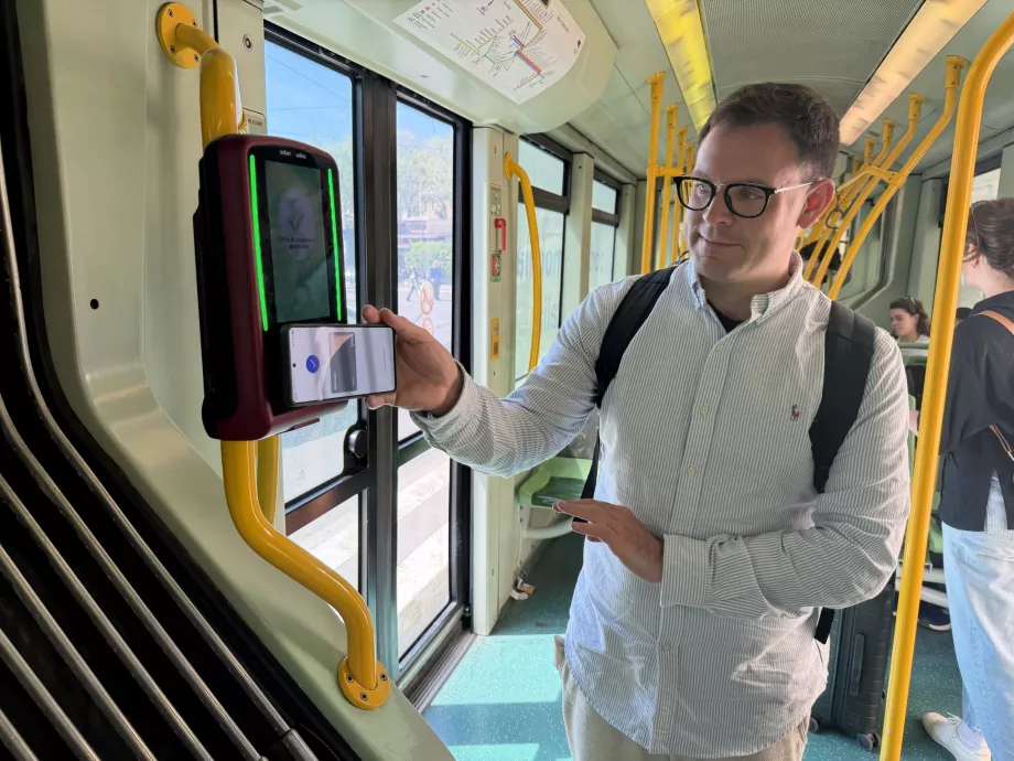 Pembayaran dengan kartu pada transportasi umum