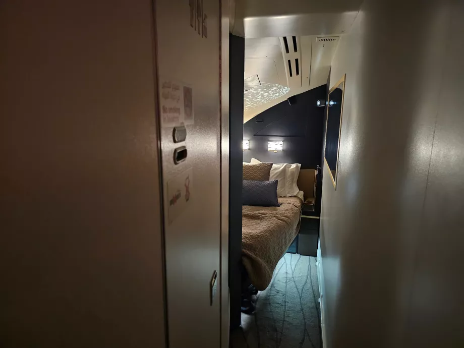 Pemandangan dari sofa ke arah kamar tidur