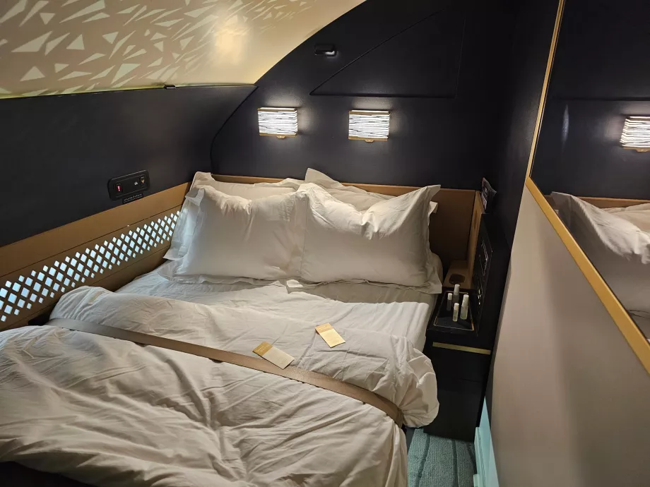 Tempat tidur yang belum rapi