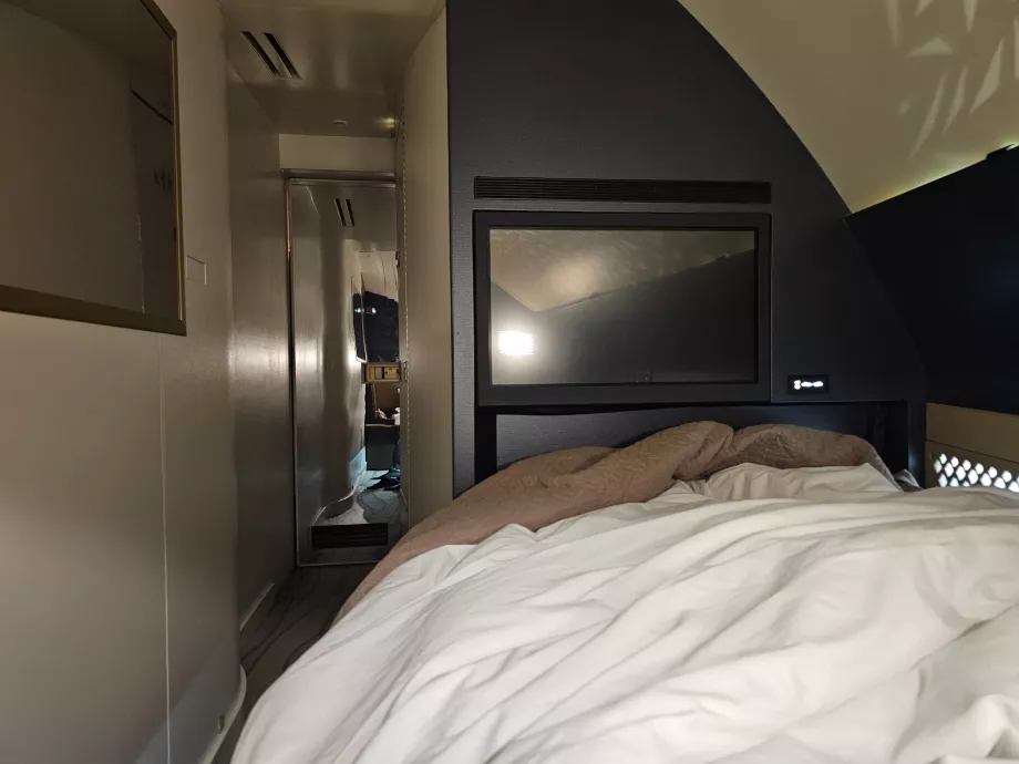 Tempat tidur yang belum rapi