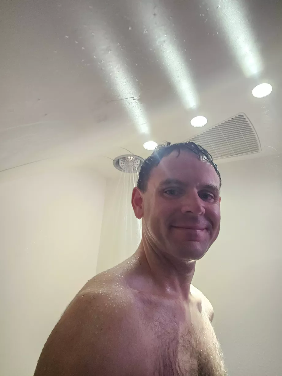 Saya sedang mandi selama penerbangan