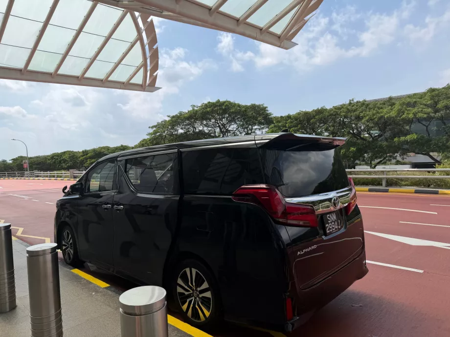 Layanan antar-jemput gratis dengan limusin ke bandara