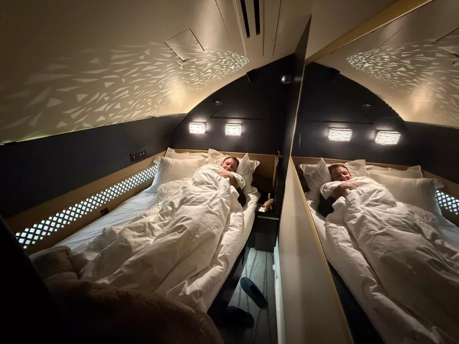Saya sedang berbaring di tempat tidur selama penerbangan