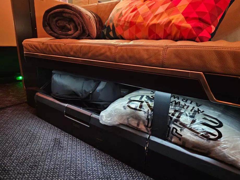 Ruang penyimpanan di bawah tempat tidur