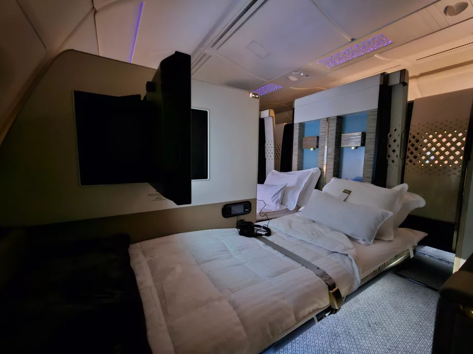 Tempat tidur yang belum rapi
