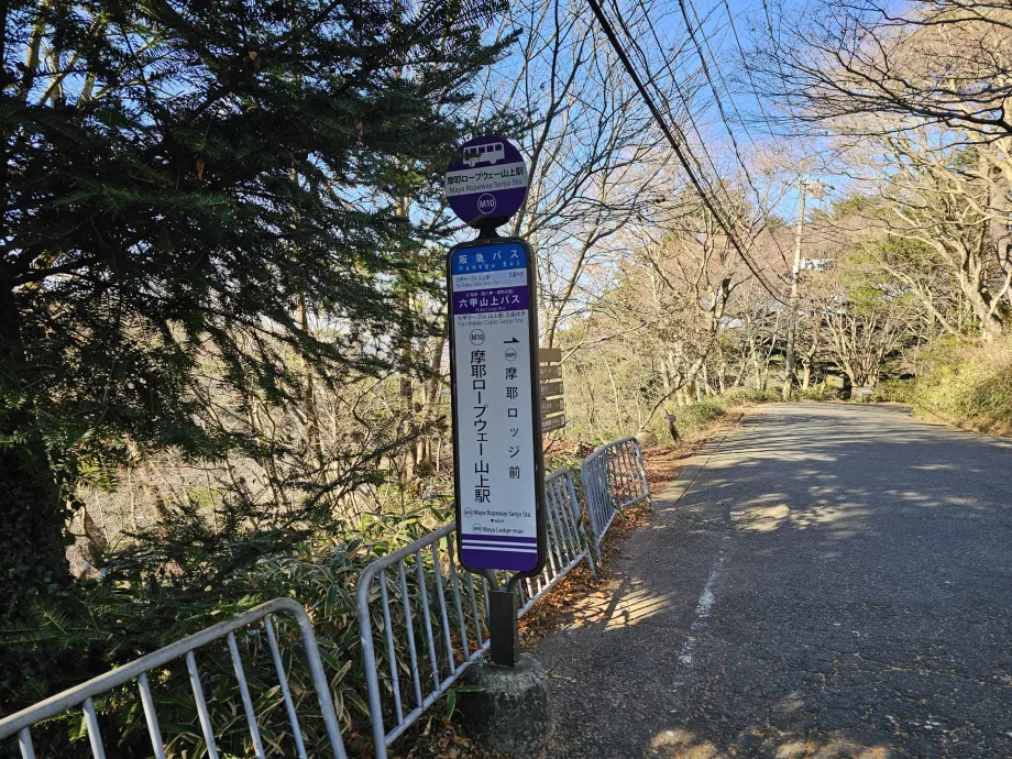 Halte bus di Gunung Maya