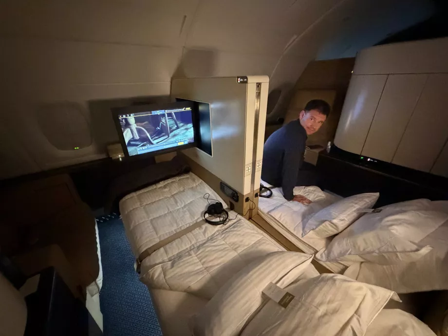 Saya sedang berbaring di tempat tidur di Kelas Utama Etihad Airways