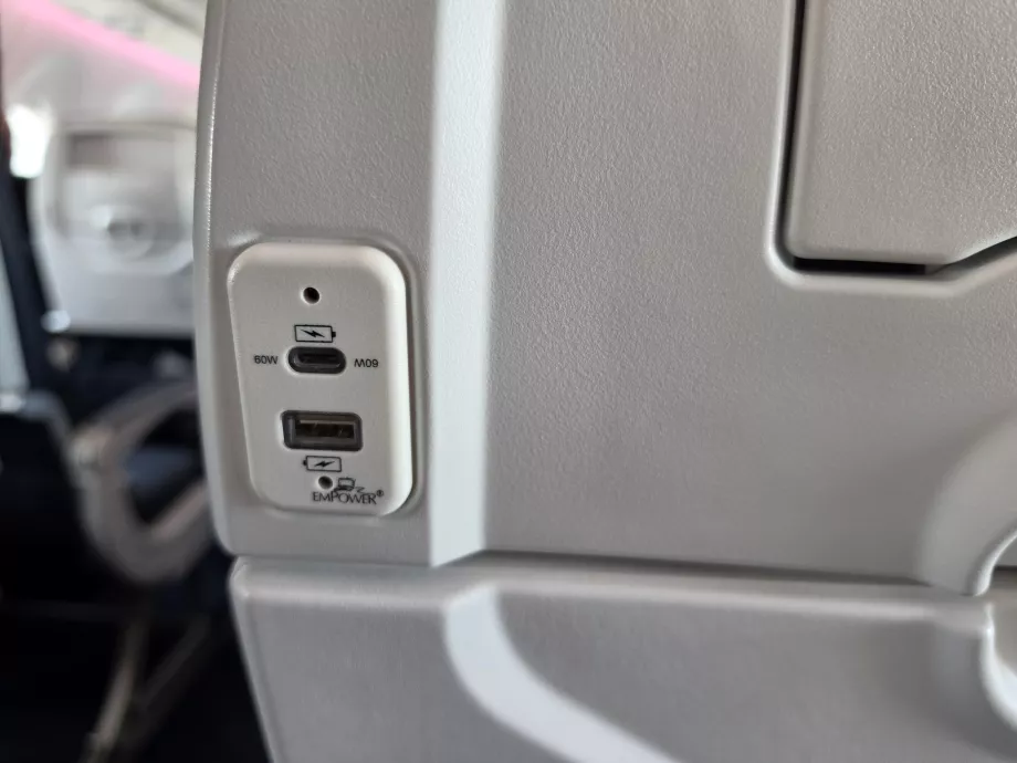 Port USB untuk mengisi daya perangkat elektronik