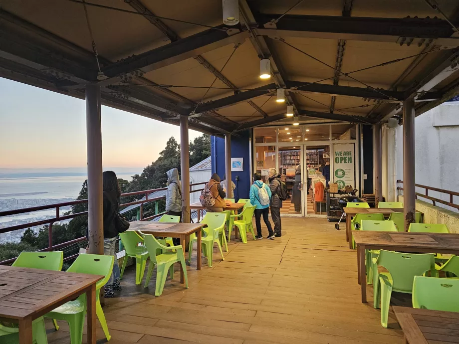 Gunung Maya, restoran