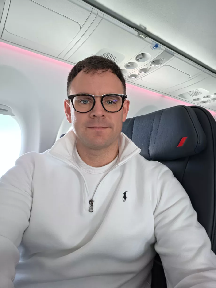 Saya di kelas bisnis di pesawat Airbus A220