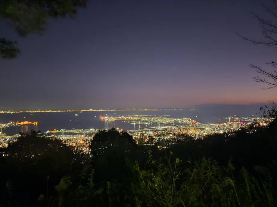 Pemandangan dari stasiun teratas kereta gantung Maya
