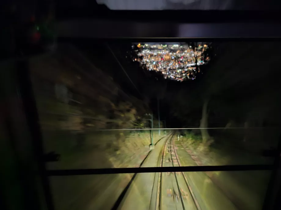 Perjalanan malam hari dengan kereta gantung Maya