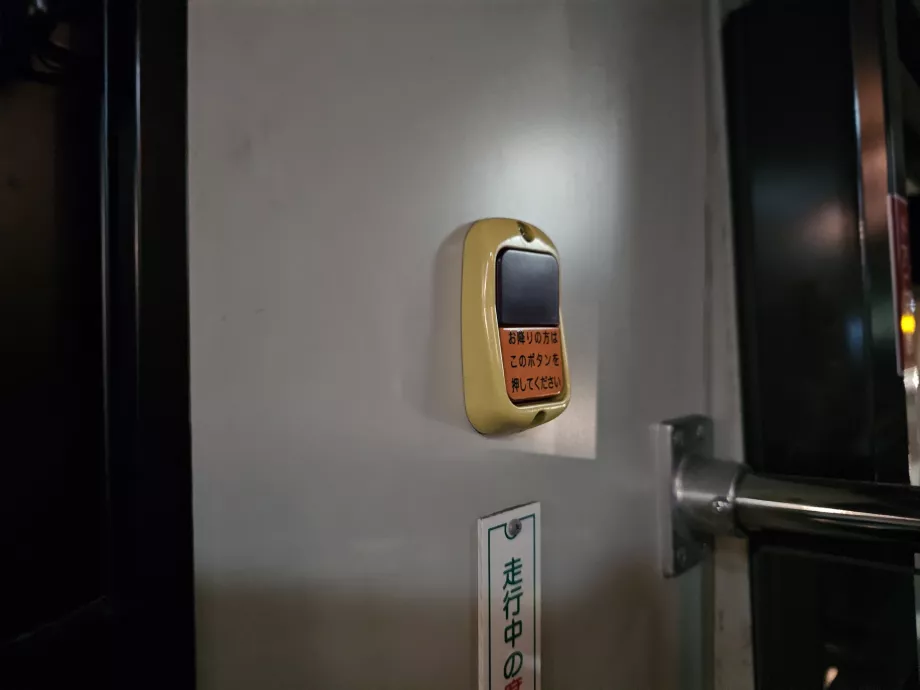 Tombol "BERHENTI" pada bus kota