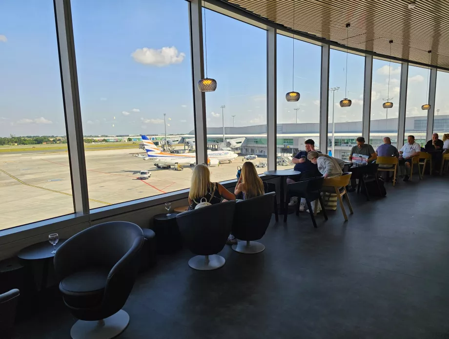 Pemandangan dari ruang tunggu ke apron bandara
