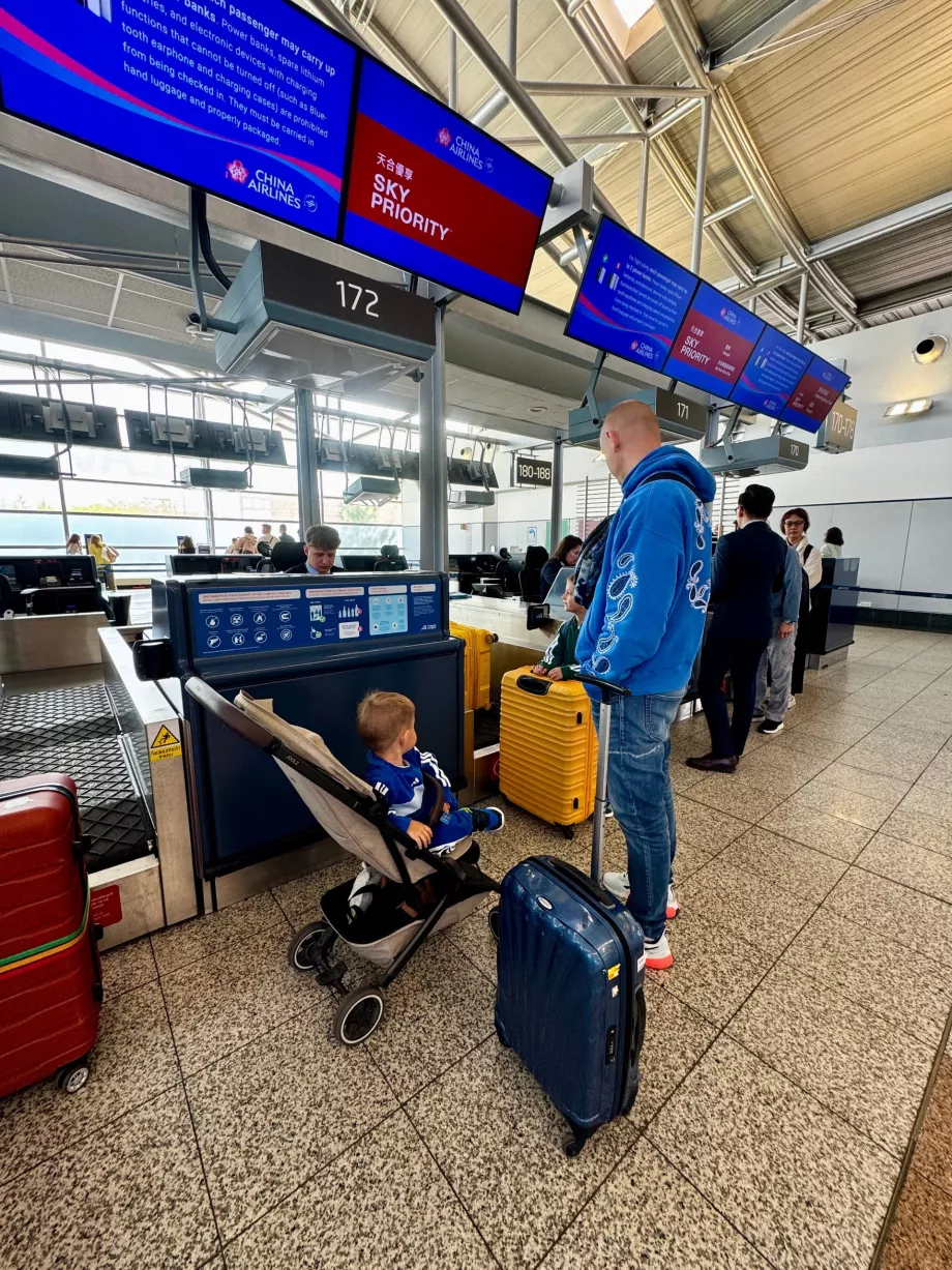 Lakukan check-in untuk penerbangan CI68 di Praha