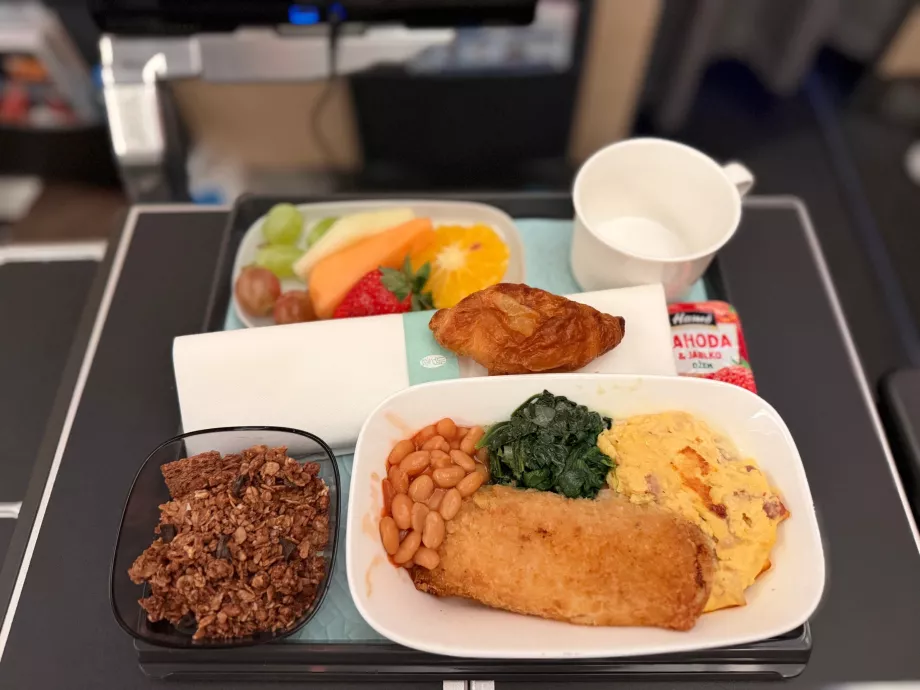 Sarapan pada penerbangan CI68