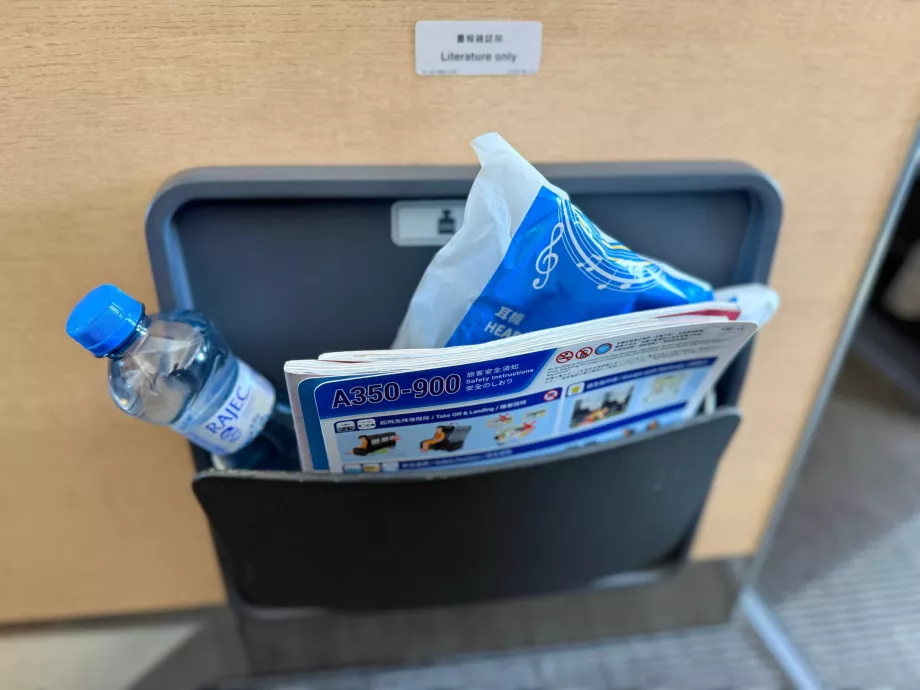Kompartemen penyimpanan dan botol air