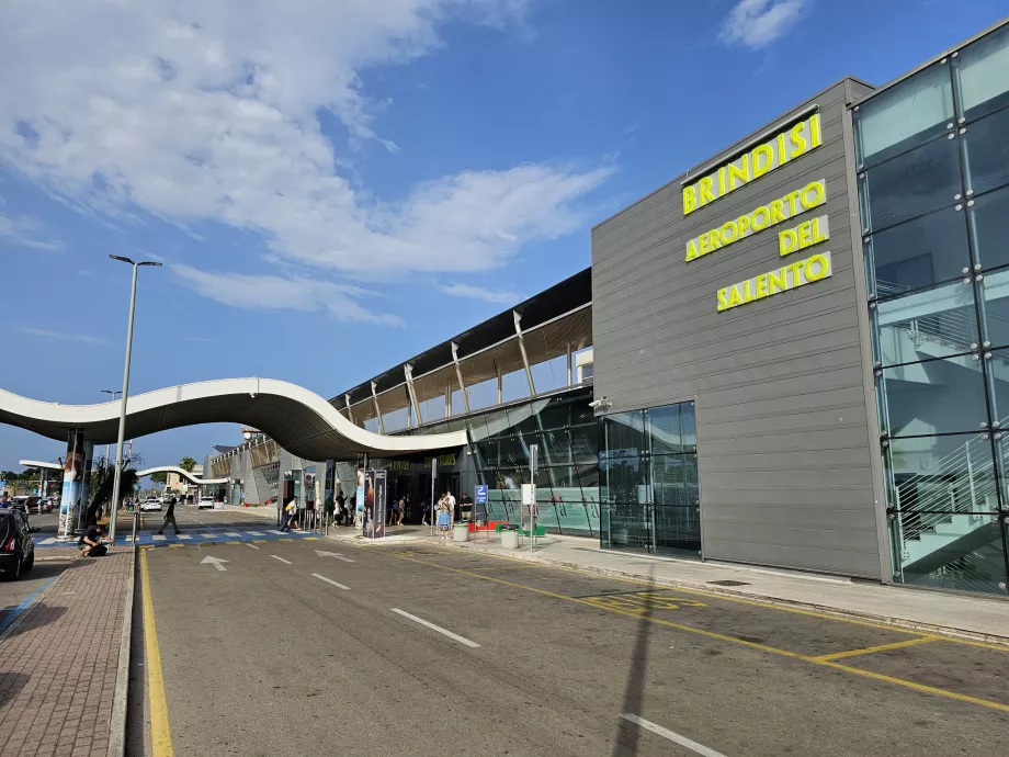kedatangan melalui bandara Brindisi