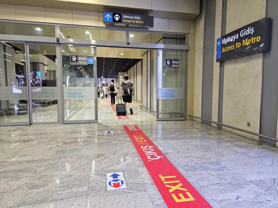 Pintu masuk ke stasiun metro