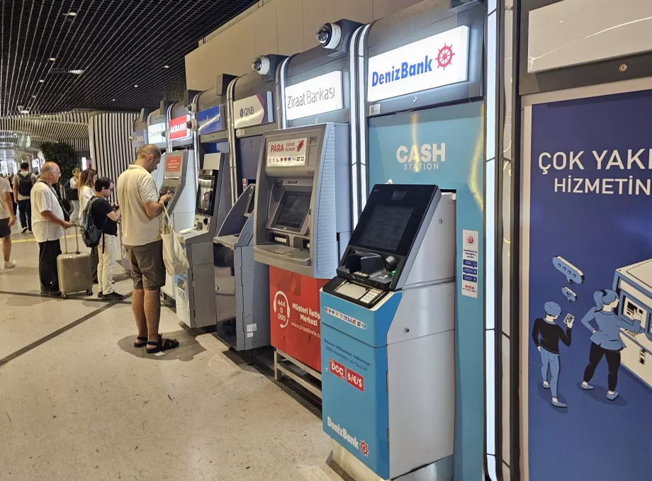 ATM di pintu masuk stasiun metro