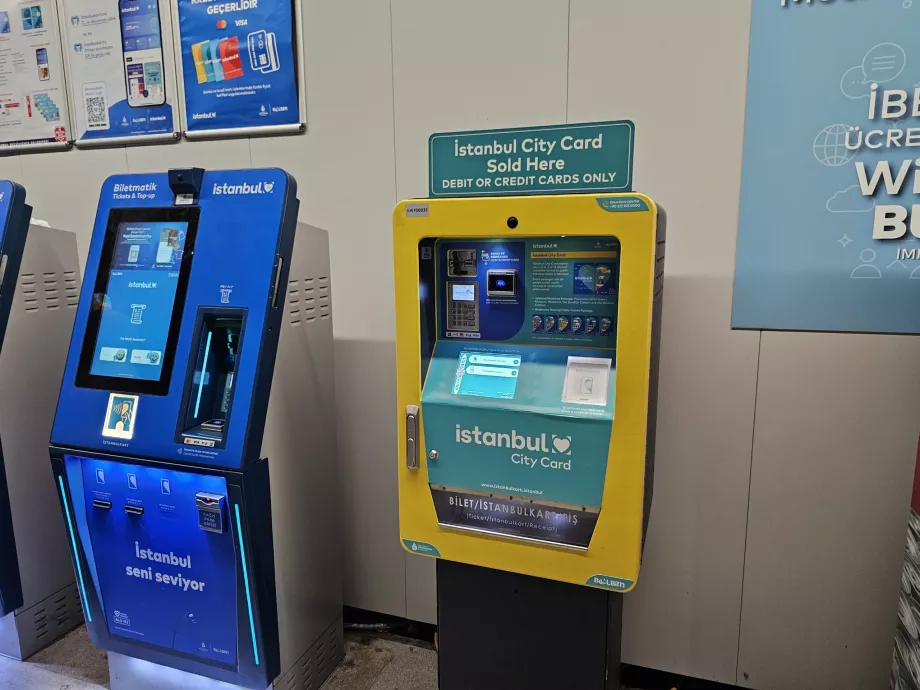 Mesin penjual otomatis berwarna kuning untuk tiket harian dan beberapa hari