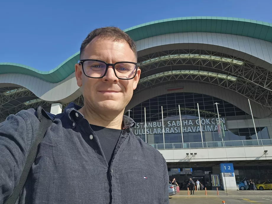 Saya di depan terminal Bandara Istanbul SAW