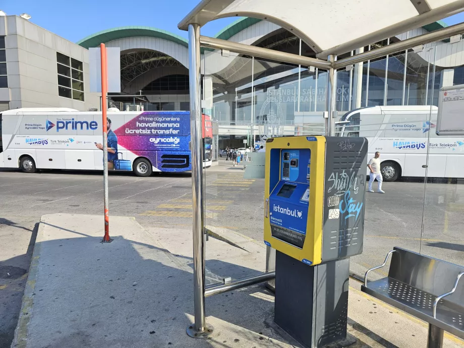 Mesin penjual otomatis di halte bus Istanbulkart